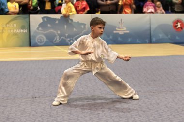 Odessa, Ukrayna - 1 Ekim 2019: Wushu çocuklar arasındaki Wushu yarışması sırasında sporcu. Yarışmadaki genç sporcular Shaolin Kung Fu (Shaolin Wushu) adlı Çin dövüş sanatlarını icra ediyorlar.)