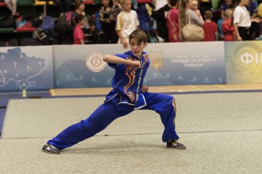 Odessa, Ukrayna - 1 Ekim 2019: Wushu çocuklar arasındaki Wushu yarışması sırasında sporcu. Yarışmadaki genç sporcular Shaolin Kung Fu (Shaolin Wushu) adlı Çin dövüş sanatlarını icra ediyorlar.)
