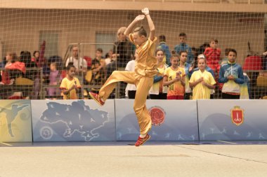 Odessa, Ukrayna - 1 Ekim 2019: Wushu çocuklar arasındaki Wushu yarışması sırasında sporcu. Yarışmadaki genç sporcular Shaolin Kung Fu (Shaolin Wushu) adlı Çin dövüş sanatlarını icra ediyorlar.)