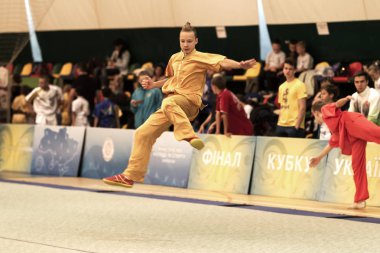 Odessa, Ukrayna - 1 Ekim 2019: Wushu çocuklar arasındaki Wushu yarışması sırasında sporcu. Yarışmadaki genç sporcular Shaolin Kung Fu (Shaolin Wushu) adlı Çin dövüş sanatlarını icra ediyorlar.)