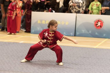 Odessa, Ukrayna - 1 Ekim 2019: Wushu çocuklar arasındaki Wushu yarışması sırasında sporcu. Yarışmadaki genç sporcular Shaolin Kung Fu (Shaolin Wushu) adlı Çin dövüş sanatlarını icra ediyorlar.)
