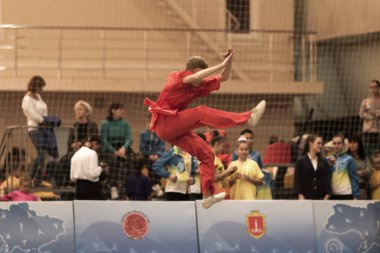 Odessa, Ukrayna - 1 Ekim 2019: Wushu çocuklar arasındaki Wushu yarışması sırasında sporcu. Yarışmadaki genç sporcular Shaolin Kung Fu (Shaolin Wushu) adlı Çin dövüş sanatlarını icra ediyorlar.)
