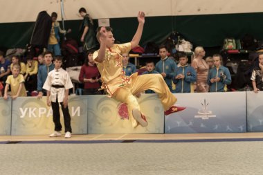 Odessa, Ukrayna - 1 Ekim 2019: Wushu çocuklar arasındaki Wushu yarışması sırasında sporcu. Yarışmadaki genç sporcular Shaolin Kung Fu (Shaolin Wushu) adlı Çin dövüş sanatlarını icra ediyorlar.)
