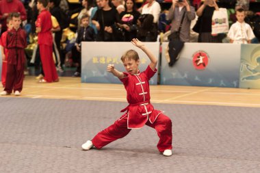 Odessa, Ukrayna - 1 Ekim 2019: Wushu çocuklar arasındaki Wushu yarışması sırasında sporcu. Yarışmadaki genç sporcular Shaolin Kung Fu (Shaolin Wushu) adlı Çin dövüş sanatlarını icra ediyorlar.)