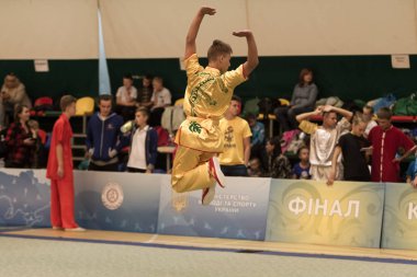 Odessa, Ukrayna - 1 Ekim 2019: Wushu çocuklar arasındaki Wushu yarışması sırasında sporcu. Yarışmadaki genç sporcular Shaolin Kung Fu (Shaolin Wushu) adlı Çin dövüş sanatlarını icra ediyorlar.)