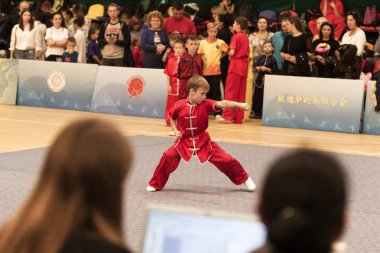 Odessa, Ukrayna - 1 Ekim 2019: Wushu çocuklar arasındaki Wushu yarışması sırasında sporcu. Yarışmadaki genç sporcular Shaolin Kung Fu (Shaolin Wushu) adlı Çin dövüş sanatlarını icra ediyorlar.)