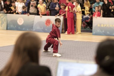 Odessa, Ukrayna - 1 Ekim 2019: Wushu çocuklar arasındaki Wushu yarışması sırasında sporcu. Yarışmadaki genç sporcular Shaolin Kung Fu (Shaolin Wushu) adlı Çin dövüş sanatlarını icra ediyorlar.)