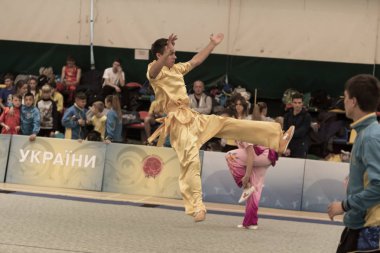 Odessa, Ukrayna - 1 Ekim 2019: Wushu çocuklar arasındaki Wushu yarışması sırasında sporcu. Yarışmadaki genç sporcular Shaolin Kung Fu (Shaolin Wushu) adlı Çin dövüş sanatlarını icra ediyorlar.)