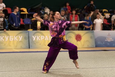 Odessa, Ukrayna - 1 Ekim 2019: Wushu çocuklar arasındaki Wushu yarışması sırasında sporcu. Yarışmadaki genç sporcular Shaolin Kung Fu (Shaolin Wushu) adlı Çin dövüş sanatlarını icra ediyorlar.)