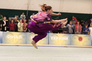 Odessa, Ukrayna - 1 Ekim 2019: Wushu çocuklar arasındaki Wushu yarışması sırasında sporcu. Yarışmadaki genç sporcular Shaolin Kung Fu (Shaolin Wushu) adlı Çin dövüş sanatlarını icra ediyorlar.)