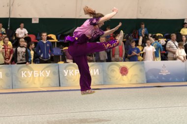 Odessa, Ukrayna - 1 Ekim 2019: Wushu çocuklar arasındaki Wushu yarışması sırasında sporcu. Yarışmadaki genç sporcular Shaolin Kung Fu (Shaolin Wushu) adlı Çin dövüş sanatlarını icra ediyorlar.)