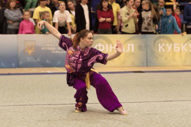 Odessa, Ukrayna - 1 Ekim 2019: Wushu çocuklar arasındaki Wushu yarışması sırasında sporcu. Yarışmadaki genç sporcular Shaolin Kung Fu (Shaolin Wushu) adlı Çin dövüş sanatlarını icra ediyorlar.)
