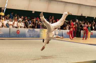 Odessa, Ukrayna - 1 Ekim 2019: Wushu çocuklar arasındaki Wushu yarışması sırasında sporcu. Yarışmadaki genç sporcular Shaolin Kung Fu (Shaolin Wushu) adlı Çin dövüş sanatlarını icra ediyorlar.)