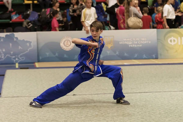 Odessa, Ukrayna - 1 Ekim 2019: Wushu çocuklar arasındaki Wushu yarışması sırasında sporcu. Yarışmadaki genç sporcular Shaolin Kung Fu (Shaolin Wushu) adlı Çin dövüş sanatlarını icra ediyorlar.)
