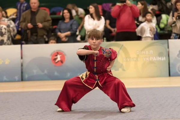 Odessa, Ukrayna - 1 Ekim 2019: Wushu çocuklar arasındaki Wushu yarışması sırasında sporcu. Yarışmadaki genç sporcular Shaolin Kung Fu (Shaolin Wushu) adlı Çin dövüş sanatlarını icra ediyorlar.)
