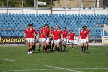 Odessa, Ukrayna - 29 Eylül 2019: Odessa ragbi takımı - Kiev Politeknik. Rugby oyuncularının top için yoğun mücadelesi. Stadyumun yeşil sahasında dinamik bir oyun. Vahşi Rugby Dövüşü