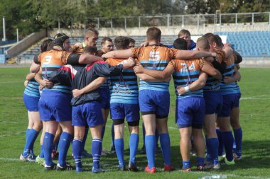 Odessa, Ukrayna - 29 Eylül 2019: Odessa ragbi takımı - Kiev Politeknik. Rugby oyuncularının top için yoğun mücadelesi. Stadyumun yeşil sahasında dinamik bir oyun. Vahşi Rugby Dövüşü