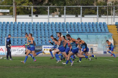 Odessa, Ukrayna - 29 Eylül 2019: Odessa ragbi takımı - Kiev Politeknik. Rugby oyuncularının top için yoğun mücadelesi. Stadyumun yeşil sahasında dinamik bir oyun. Vahşi Rugby Dövüşü