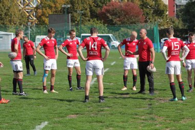 Odessa, Ukrayna - 29 Eylül 2019: Odessa ragbi takımı - Kiev Politeknik. Rugby oyuncularının top için yoğun mücadelesi. Stadyumun yeşil sahasında dinamik bir oyun. Vahşi Rugby Dövüşü