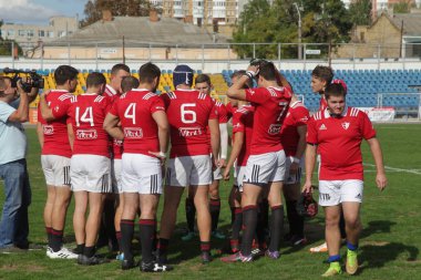 Odessa, Ukrayna - 29 Eylül 2019: Odessa ragbi takımı - Kiev Politeknik. Rugby oyuncularının top için yoğun mücadelesi. Stadyumun yeşil sahasında dinamik bir oyun. Vahşi Rugby Dövüşü