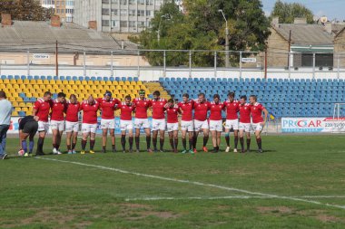 Odessa, Ukrayna - 29 Eylül 2019: Odessa ragbi takımı - Kiev Politeknik. Rugby oyuncularının top için yoğun mücadelesi. Stadyumun yeşil sahasında dinamik bir oyun. Vahşi Rugby Dövüşü