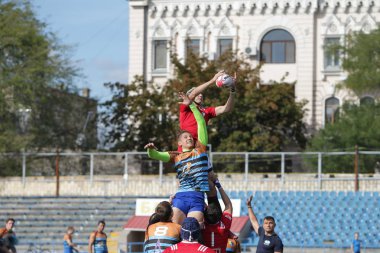 Odessa, Ukrayna - 29 Eylül 2019: Odessa ragbi takımı - Kiev Politeknik. Rugby oyuncularının top için yoğun mücadelesi. Stadyumun yeşil sahasında dinamik bir oyun. Vahşi Rugby Dövüşü