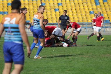 Odessa, Ukrayna - 29 Eylül 2019: Odessa ragbi takımı - Kiev Politeknik. Rugby oyuncularının top için yoğun mücadelesi. Stadyumun yeşil sahasında dinamik bir oyun. Vahşi Rugby Dövüşü