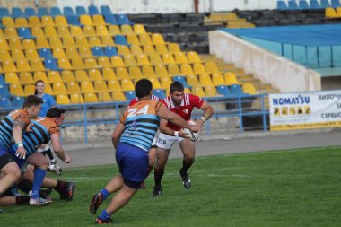 Odessa, Ukrayna - 29 Eylül 2019: Odessa ragbi takımı - Kiev Politeknik. Rugby oyuncularının top için yoğun mücadelesi. Stadyumun yeşil sahasında dinamik bir oyun. Vahşi Rugby Dövüşü