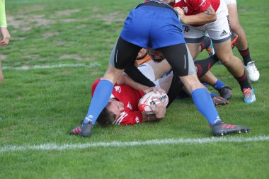Odessa, Ukrayna - 29 Eylül 2019: Odessa ragbi takımı - Kiev Politeknik. Rugby oyuncularının top için yoğun mücadelesi. Stadyumun yeşil sahasında dinamik bir oyun. Vahşi Rugby Dövüşü