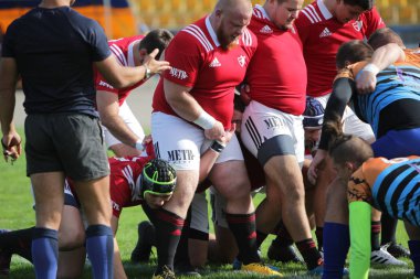 Odessa, Ukrayna - 29 Eylül 2019: Odessa ragbi takımı - Kiev Politeknik. Rugby oyuncularının top için yoğun mücadelesi. Stadyumun yeşil sahasında dinamik bir oyun. Vahşi Rugby Dövüşü