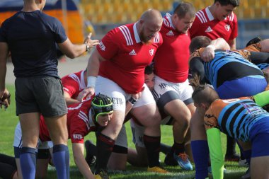 Odessa, Ukrayna - 29 Eylül 2019: Odessa ragbi takımı - Kiev Politeknik. Rugby oyuncularının top için yoğun mücadelesi. Stadyumun yeşil sahasında dinamik bir oyun. Vahşi Rugby Dövüşü