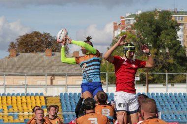 Odessa, Ukrayna - 29 Eylül 2019: Odessa ragbi takımı - Kiev Politeknik. Rugby oyuncularının top için yoğun mücadelesi. Stadyumun yeşil sahasında dinamik bir oyun. Vahşi Rugby Dövüşü