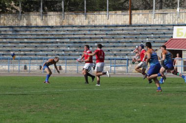 Odessa, Ukrayna - 29 Eylül 2019: Odessa ragbi takımı - Kiev Politeknik. Rugby oyuncularının top için yoğun mücadelesi. Stadyumun yeşil sahasında dinamik bir oyun. Vahşi Rugby Dövüşü
