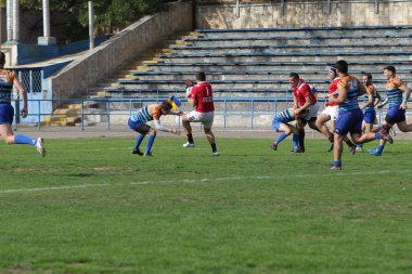 Odessa, Ukrayna - 29 Eylül 2019: Odessa ragbi takımı - Kiev Politeknik. Rugby oyuncularının top için yoğun mücadelesi. Stadyumun yeşil sahasında dinamik bir oyun. Vahşi Rugby Dövüşü