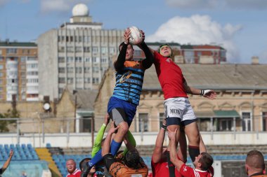 Odessa, Ukrayna - 29 Eylül 2019: Odessa ragbi takımı - Kiev Politeknik. Rugby oyuncularının top için yoğun mücadelesi. Stadyumun yeşil sahasında dinamik bir oyun. Vahşi Rugby Dövüşü