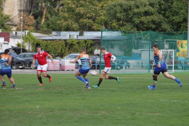 Odessa, Ukrayna - 29 Eylül 2019: Odessa ragbi takımı - Kiev Politeknik. Rugby oyuncularının top için yoğun mücadelesi. Stadyumun yeşil sahasında dinamik bir oyun. Vahşi Rugby Dövüşü