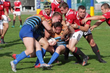 Odessa, Ukrayna - 29 Eylül 2019: Odessa ragbi takımı - Kiev Politeknik. Rugby oyuncularının top için yoğun mücadelesi. Stadyumun yeşil sahasında dinamik bir oyun. Vahşi Rugby Dövüşü