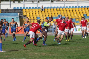 Odessa, Ukrayna - 29 Eylül 2019: Odessa ragbi takımı - Kiev Politeknik. Rugby oyuncularının top için yoğun mücadelesi. Stadyumun yeşil sahasında dinamik bir oyun. Vahşi Rugby Dövüşü