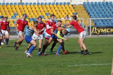 Odessa, Ukrayna - 29 Eylül 2019: Odessa ragbi takımı - Kiev Politeknik. Rugby oyuncularının top için yoğun mücadelesi. Stadyumun yeşil sahasında dinamik bir oyun. Vahşi Rugby Dövüşü