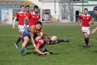 Odessa, Ukrayna - 29 Eylül 2019: Odessa ragbi takımı - Kiev Politeknik. Rugby oyuncularının top için yoğun mücadelesi. Stadyumun yeşil sahasında dinamik bir oyun. Vahşi Rugby Dövüşü