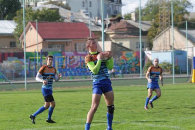 Odessa, Ukrayna - 29 Eylül 2019: Odessa ragbi takımı - Kiev Politeknik. Rugby oyuncularının top için yoğun mücadelesi. Stadyumun yeşil sahasında dinamik bir oyun. Vahşi Rugby Dövüşü
