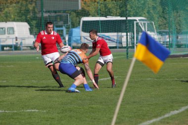 Odessa, Ukrayna - 29 Eylül 2019: Odessa ragbi takımı - Kiev Politeknik. Rugby oyuncularının top için yoğun mücadelesi. Stadyumun yeşil sahasında dinamik bir oyun. Vahşi Rugby Dövüşü