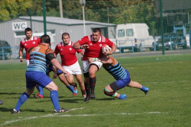 Odessa, Ukrayna - 29 Eylül 2019: Odessa ragbi takımı - Kiev Politeknik. Rugby oyuncularının top için yoğun mücadelesi. Stadyumun yeşil sahasında dinamik bir oyun. Vahşi Rugby Dövüşü