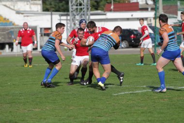Odessa, Ukrayna - 29 Eylül 2019: Odessa ragbi takımı - Kiev Politeknik. Rugby oyuncularının top için yoğun mücadelesi. Stadyumun yeşil sahasında dinamik bir oyun. Vahşi Rugby Dövüşü