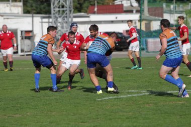 Odessa, Ukrayna - 29 Eylül 2019: Odessa ragbi takımı - Kiev Politeknik. Rugby oyuncularının top için yoğun mücadelesi. Stadyumun yeşil sahasında dinamik bir oyun. Vahşi Rugby Dövüşü