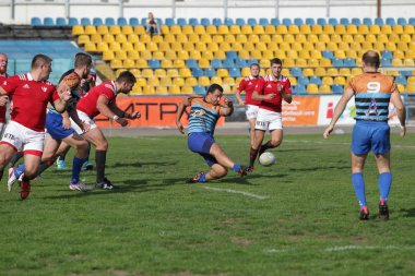 Odessa, Ukrayna - 29 Eylül 2019: Odessa ragbi takımı - Kiev Politeknik. Rugby oyuncularının top için yoğun mücadelesi. Stadyumun yeşil sahasında dinamik bir oyun. Vahşi Rugby Dövüşü