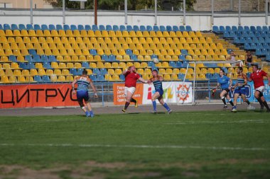 Odessa, Ukrayna - 29 Eylül 2019: Odessa ragbi takımı - Kiev Politeknik. Rugby oyuncularının top için yoğun mücadelesi. Stadyumun yeşil sahasında dinamik bir oyun. Vahşi Rugby Dövüşü