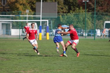 Odessa, Ukrayna - 29 Eylül 2019: Odessa ragbi takımı - Kiev Politeknik. Rugby oyuncularının top için yoğun mücadelesi. Stadyumun yeşil sahasında dinamik bir oyun. Vahşi Rugby Dövüşü