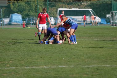 Odessa, Ukrayna - 29 Eylül 2019: Odessa ragbi takımı - Kiev Politeknik. Rugby oyuncularının top için yoğun mücadelesi. Stadyumun yeşil sahasında dinamik bir oyun. Vahşi Rugby Dövüşü