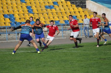 Odessa, Ukrayna - 29 Eylül 2019: Odessa ragbi takımı - Kiev Politeknik. Rugby oyuncularının top için yoğun mücadelesi. Stadyumun yeşil sahasında dinamik bir oyun. Vahşi Rugby Dövüşü